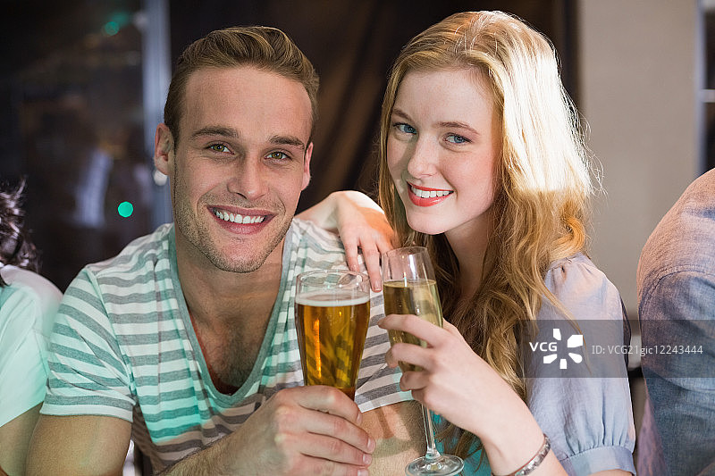 朋友们在酒吧一起喝酒图片素材