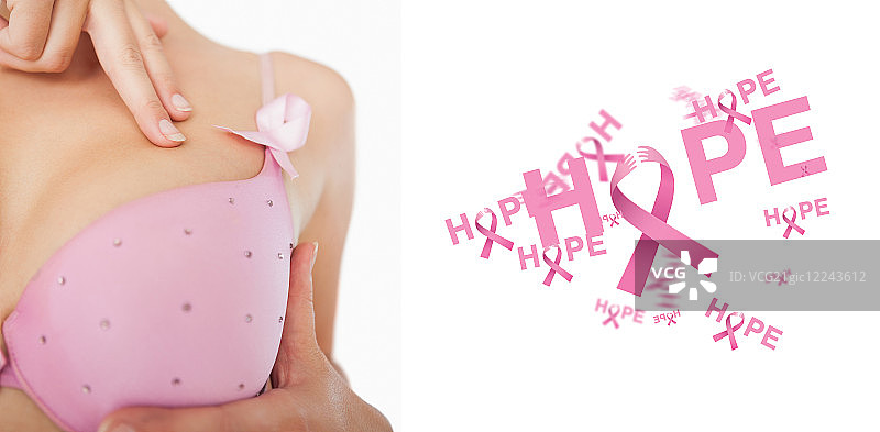 女性进行乳房自检，以提高对乳腺癌的认识特写图片素材