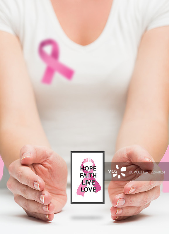 女人用双手宣传乳腺癌防治意识图片素材
