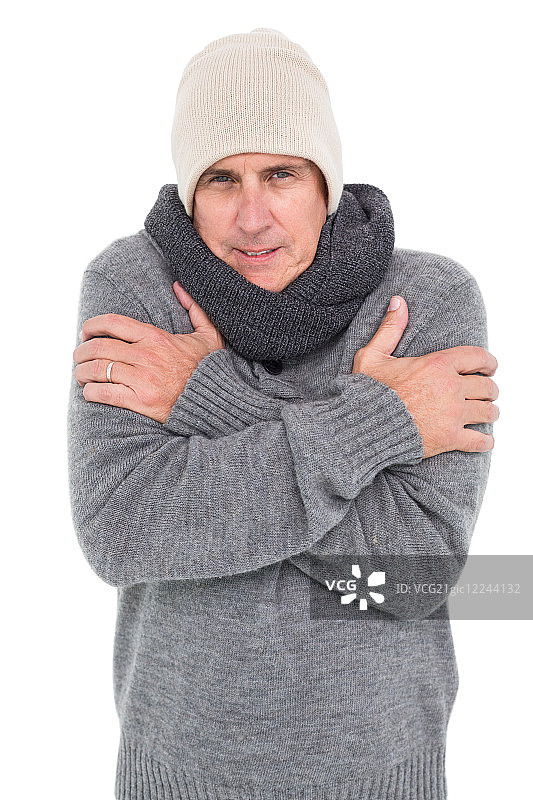 在白色背景下穿着暖和衣服瑟瑟发抖的休闲男人图片素材
