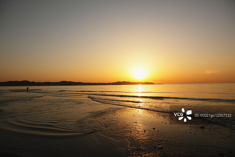 日本千叶县日落时分海上的渔民图片素材