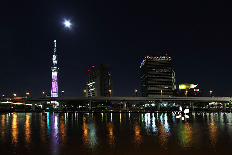 东京晴空塔和隅田川夜景图片素材