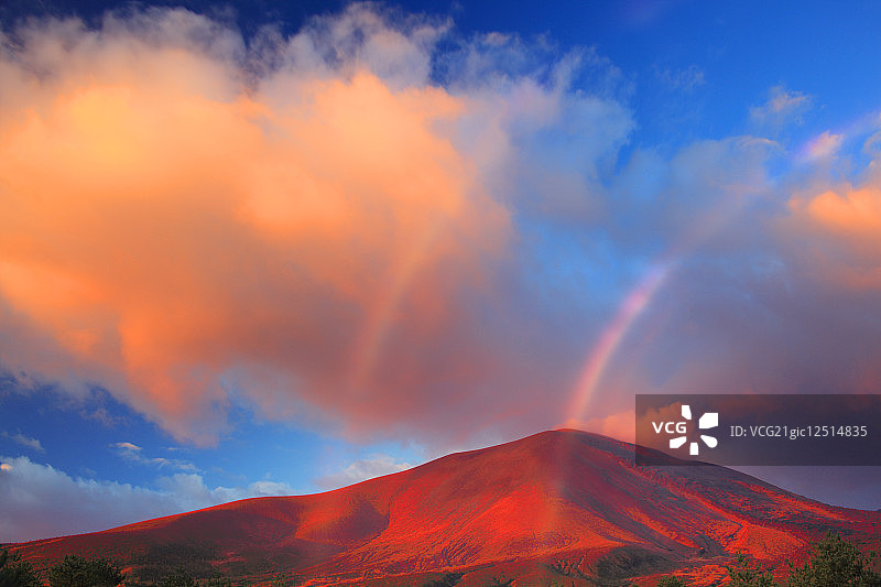 浅间山上的彩虹，群马县，日本图片素材