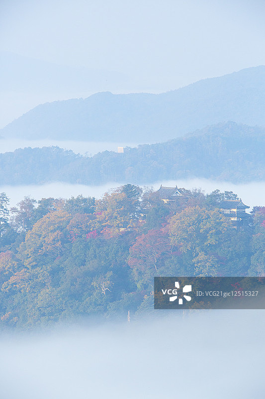 笼罩着日本冈山县高梁市卧牛山备中松山城的雾气图片素材