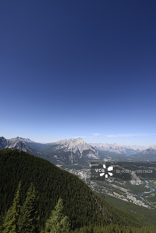 加拿大艾伯塔省班夫镇硫磺山、隧道山和弓谷中卡斯喀特山景观图片素材