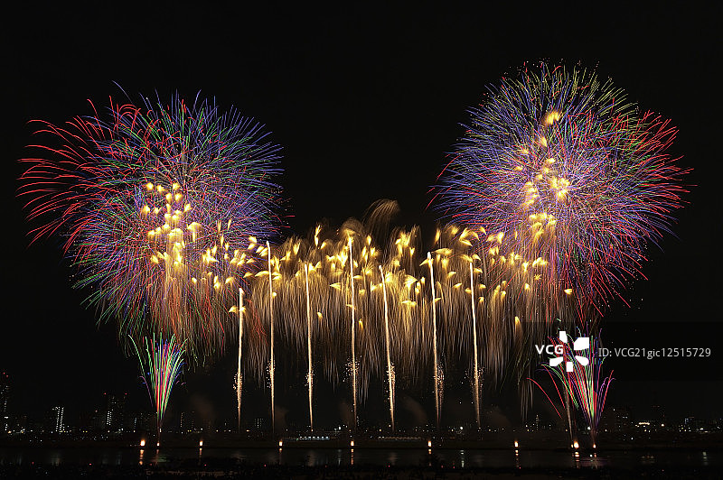 东京足立区夜空中以花为主题的烟花表演图片素材
