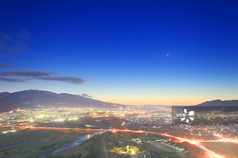 日本长野县上田市的黎明城市景观图片素材