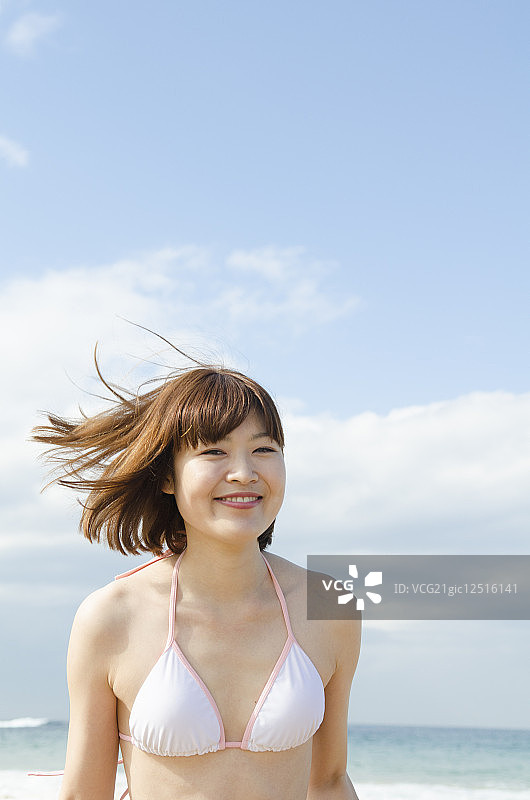 海边身穿比基尼的年轻女子图片素材