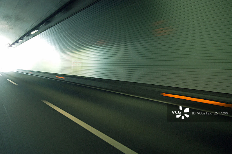隧道尽头的阳光（模糊运动）图片素材