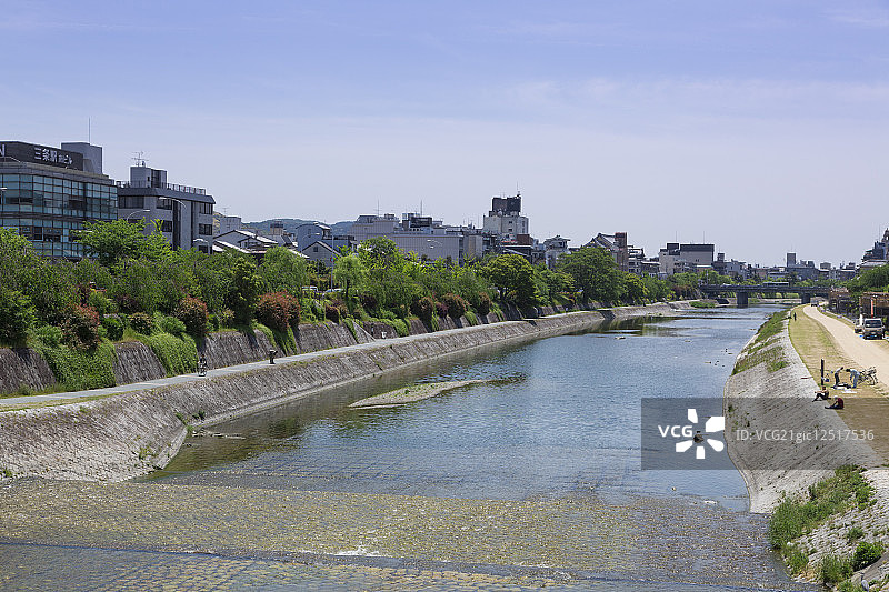 从日本京都三条大桥眺望鸭川图片素材