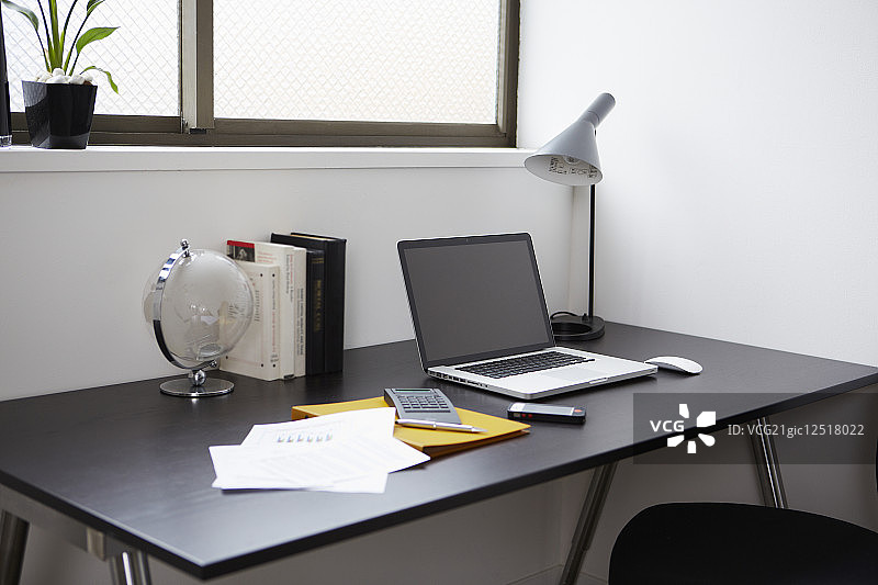 办公室角落的桌子图片素材