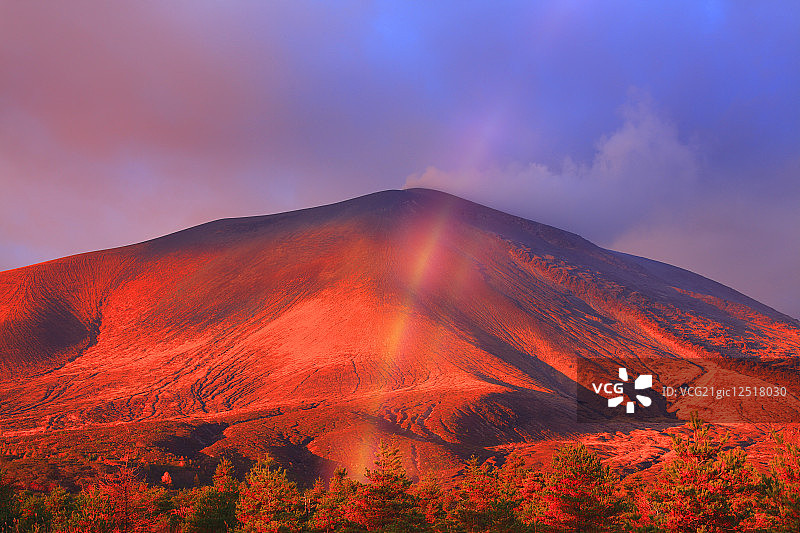 浅间山上的彩虹，群马县，日本图片素材