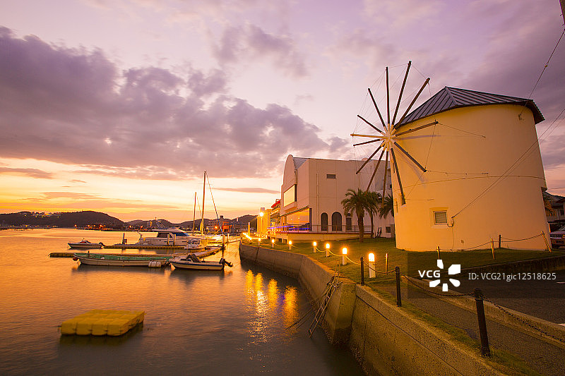 海岸边的风车图片素材
