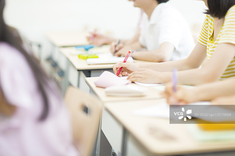 在教室里做笔记的学生图片素材