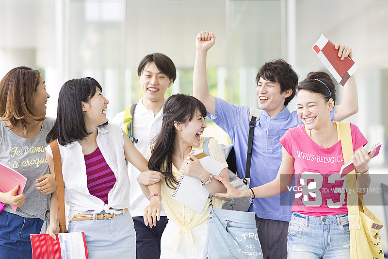 微笑走进大厅的六名大学生图片素材