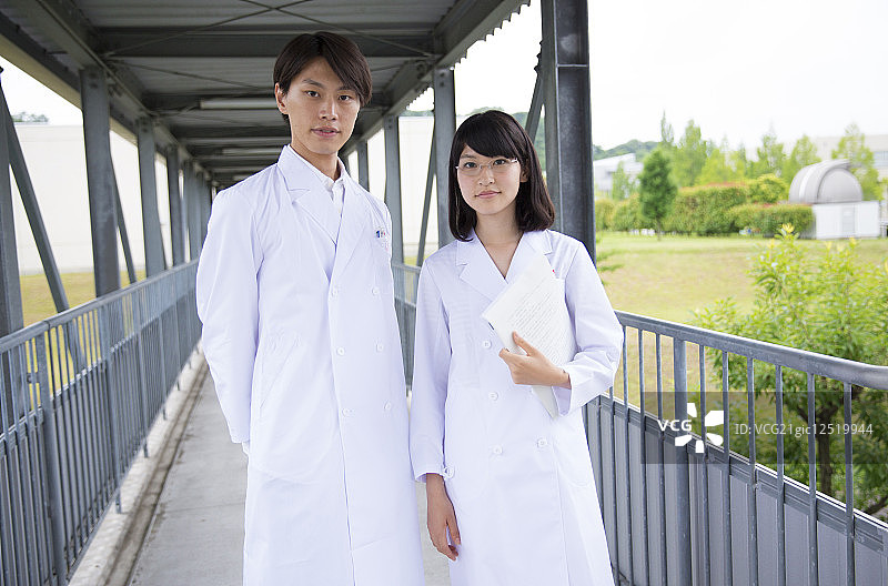 穿实验服的年轻男女图片素材