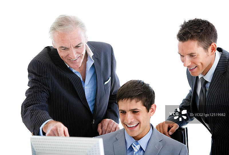 一群人在湖边悠闲散步图片素材