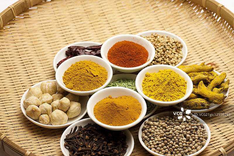 ,香料,姜黄粉,辣椒粉,咖哩粉,姜黄,埃及豆,丁香,白胡椒,茴香,辣椒,图片素材