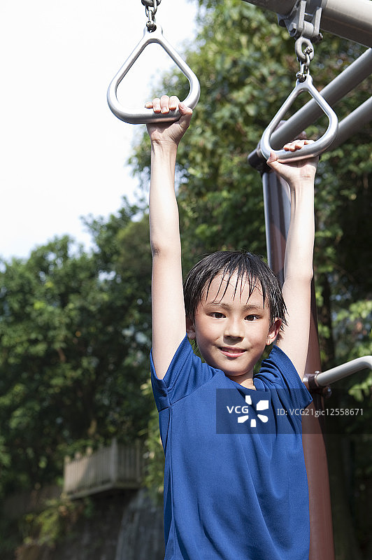 男孩,手握吊环图片素材