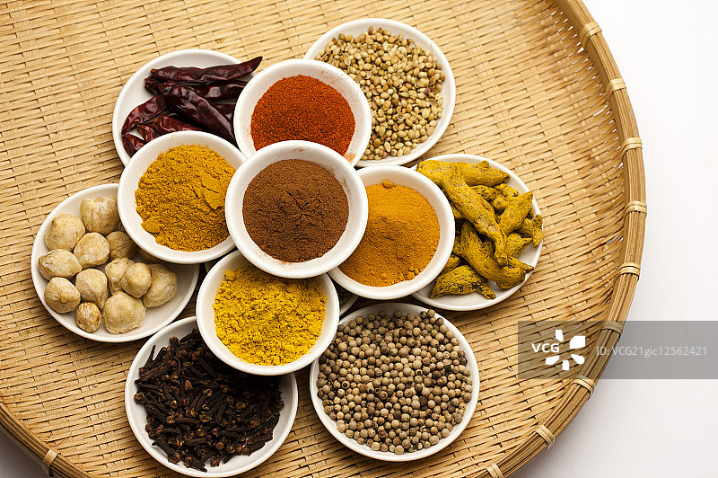 ,香料,姜黄粉,辣椒粉,咖哩粉,肉桂粉,白胡椒,丁香,埃及豆,辣椒,胡荽子,姜黄,图片素材