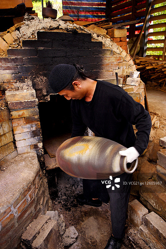 作品烧成检视图片素材