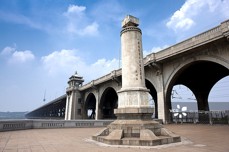 中国,湖北省,武汉,武昌,武汉长江大桥,毛泽东纪念碑图片素材