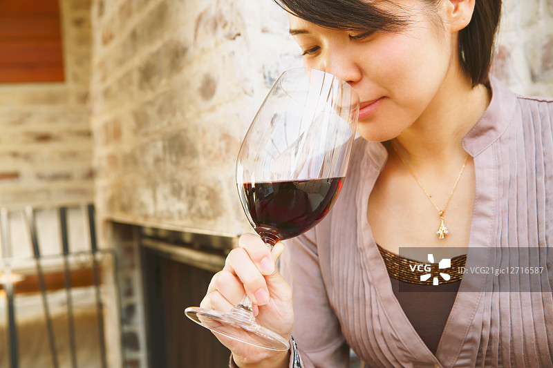 时尚酒吧品酒的年轻日本女人图片素材