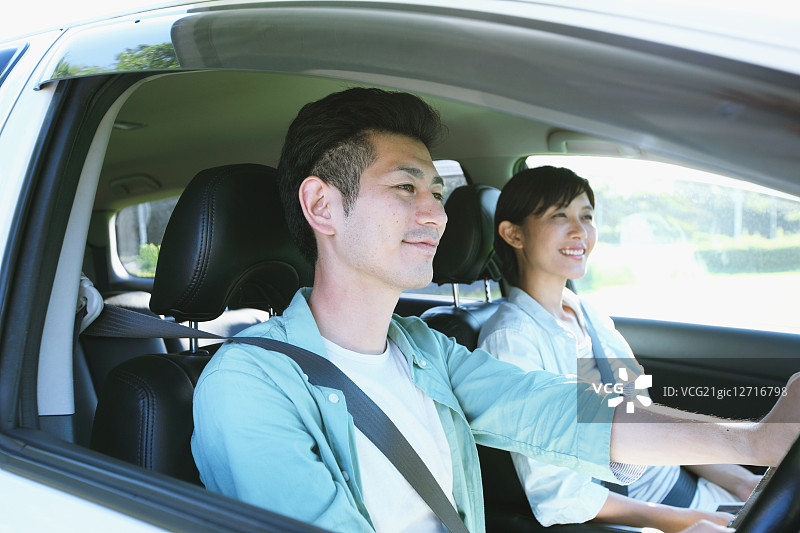 在自然中驾车的日本夫妇图片素材