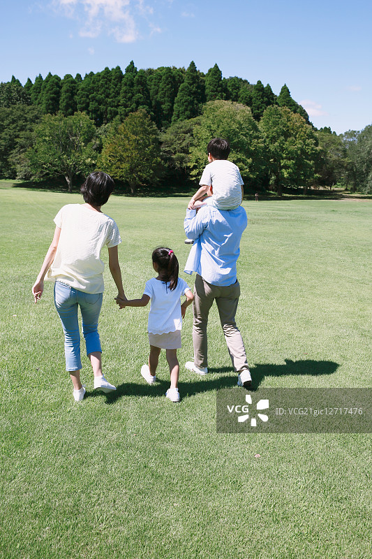 快乐的日本家庭在城市公园里图片素材