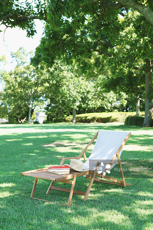 城市公园里的甲板椅图片素材