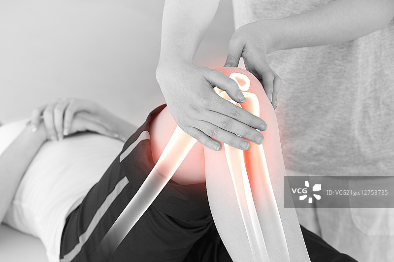 理疗师处突显的女性骨骼数字合成图像图片素材