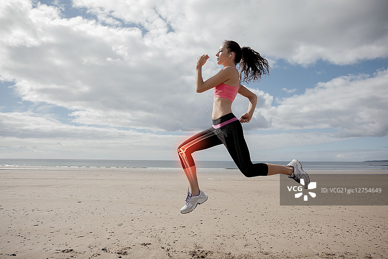 海滩上慢跑女性突出显示的腿骨数字合成图像图片素材