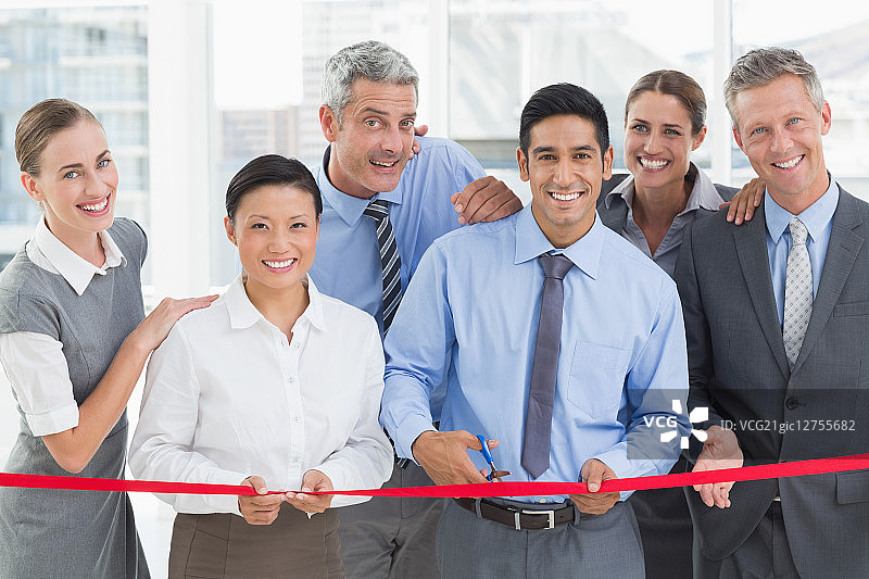 商务人士在办公室剪彩图片素材