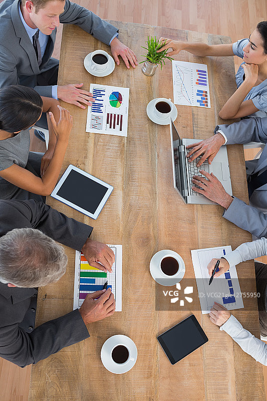 商务团队在办公室讨论图表图片素材