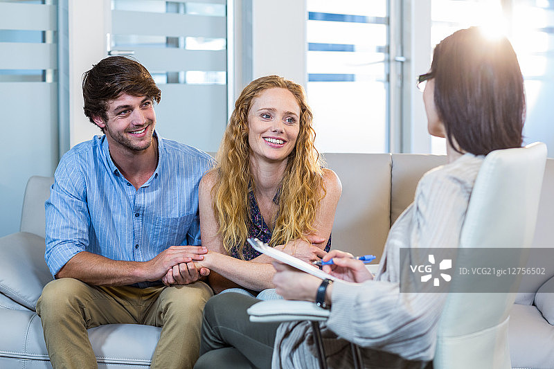 心理咨询师与快乐的夫妇图片素材