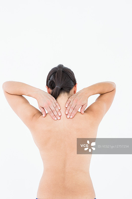 深色头发女子触摸白色背景上疼痛的脖子图片素材