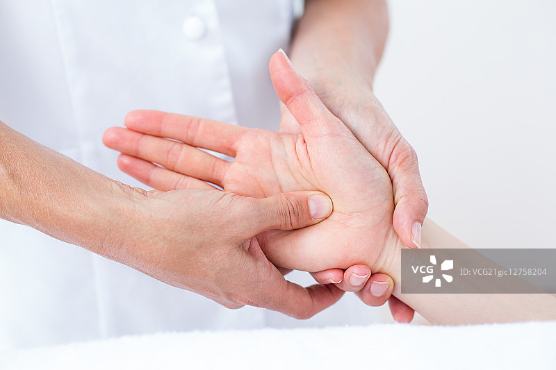 理疗师在诊所进行手部按摩图片素材
