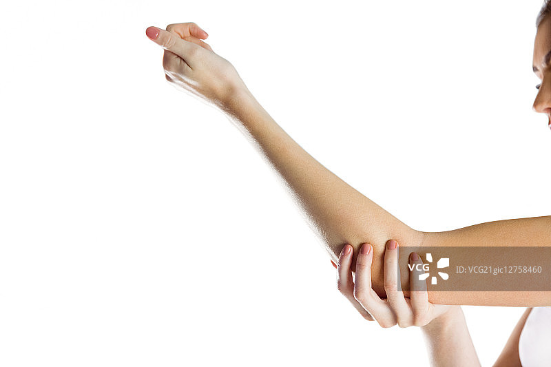 白色背景下手肘受伤的健壮女人图片素材