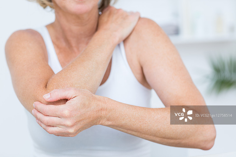 女人在医疗办公室接受肘部疼痛治疗图片素材
