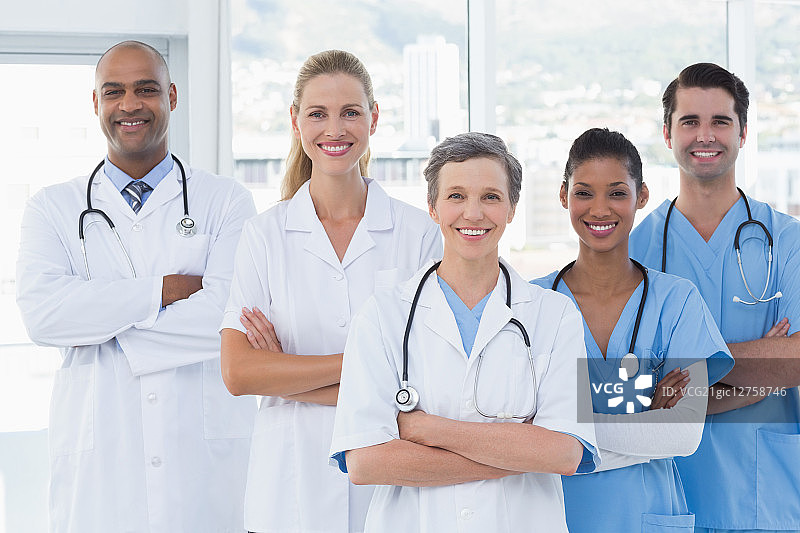 面带微笑的医生团队在医疗办公室看向镜头图片素材