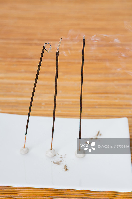 竹垫上燃烧的香图片素材