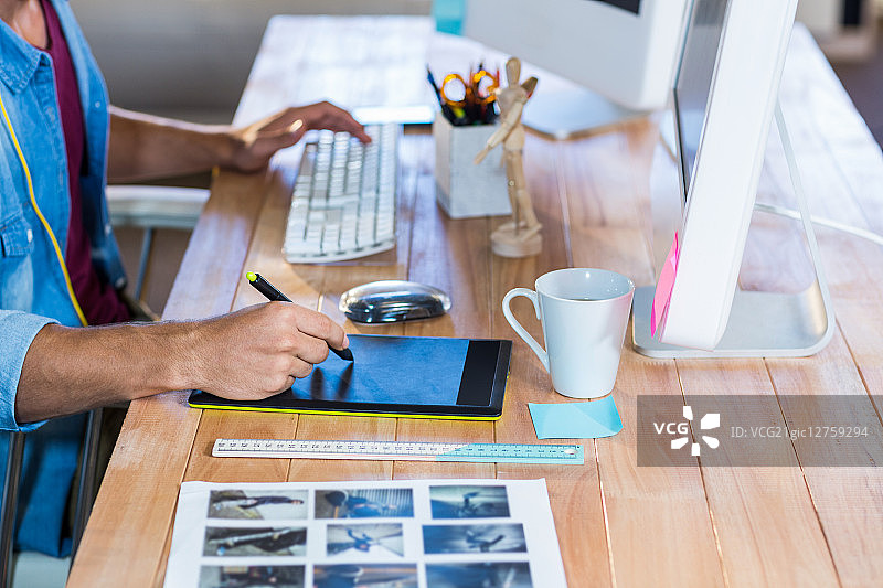 在办公室书桌前使用数字化仪的商人图片素材