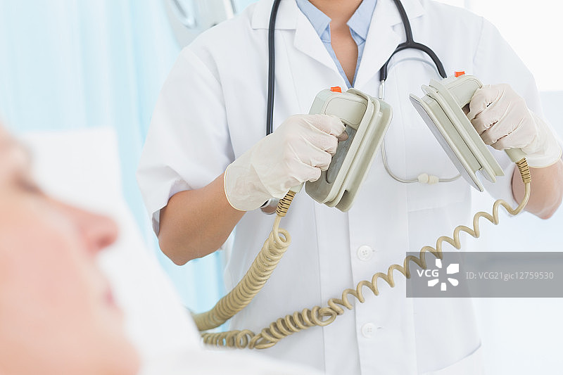 医生在医院里抢救病人图片素材