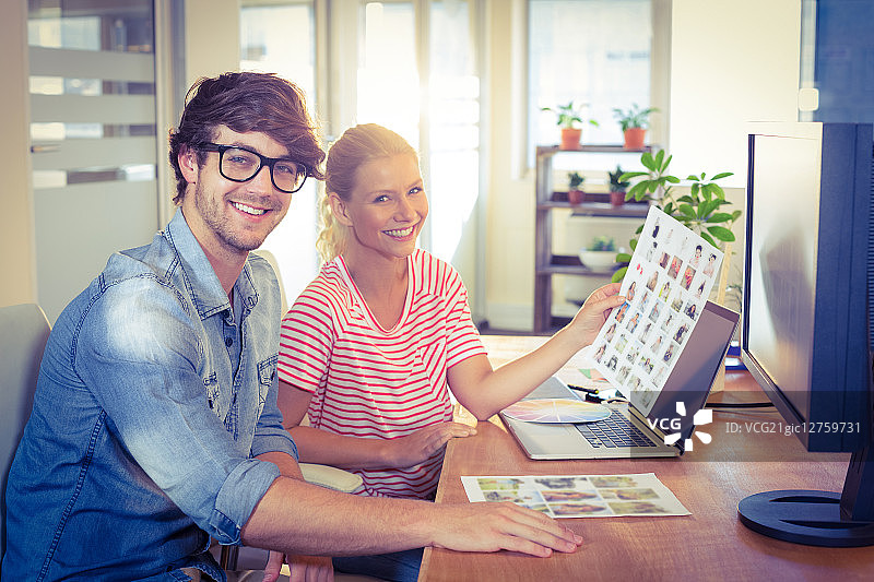 在创意办公室一起工作的快乐设计师们图片素材