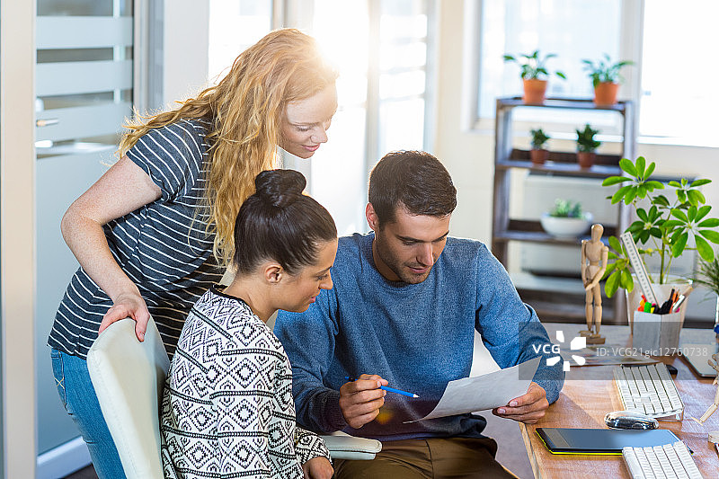 专业设计师在办公室处理照片图片素材