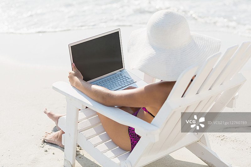 在海滩上穿着泳衣的漂亮黑发女子图片素材