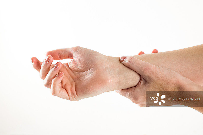 手部受伤的女人，白色背景图片素材