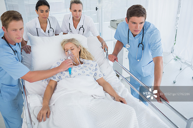 医生团队在医院用担架抬着病人图片素材