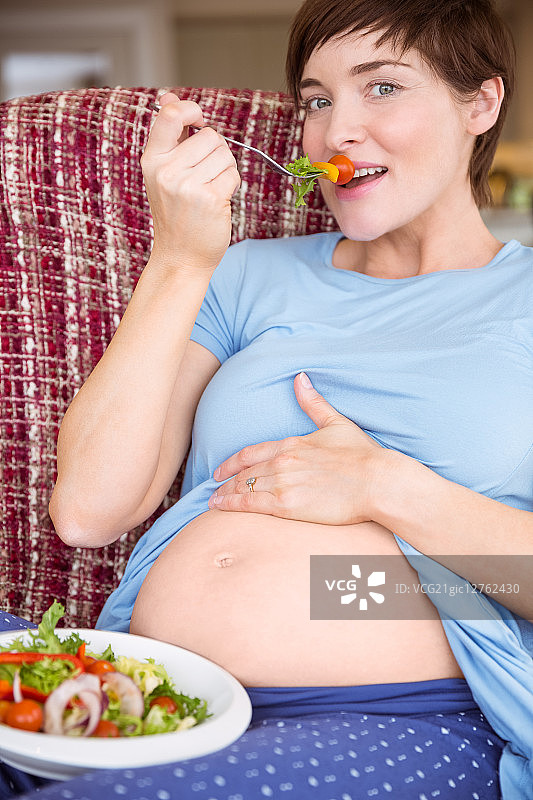 孕妇在客厅里吃沙拉图片素材