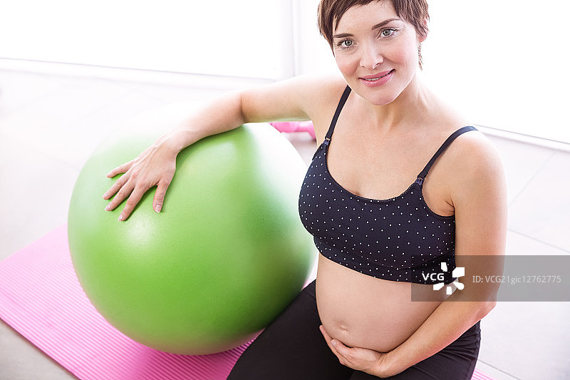 在家保持体形的孕妇图片素材